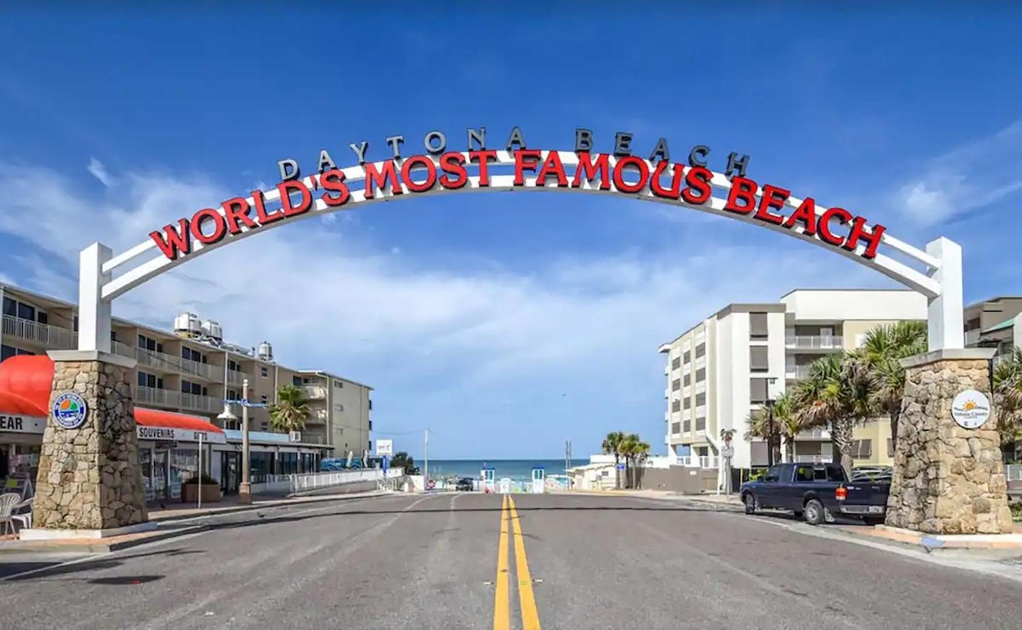 Open For 2025 Speedweeks Daytona 500 - Beachfront Studio - Private Balcony With Ocean View - Pool - Hot Tub - Tiki Bar - Sauna Lejlighedshotel Daytona Beach Eksteriør billede